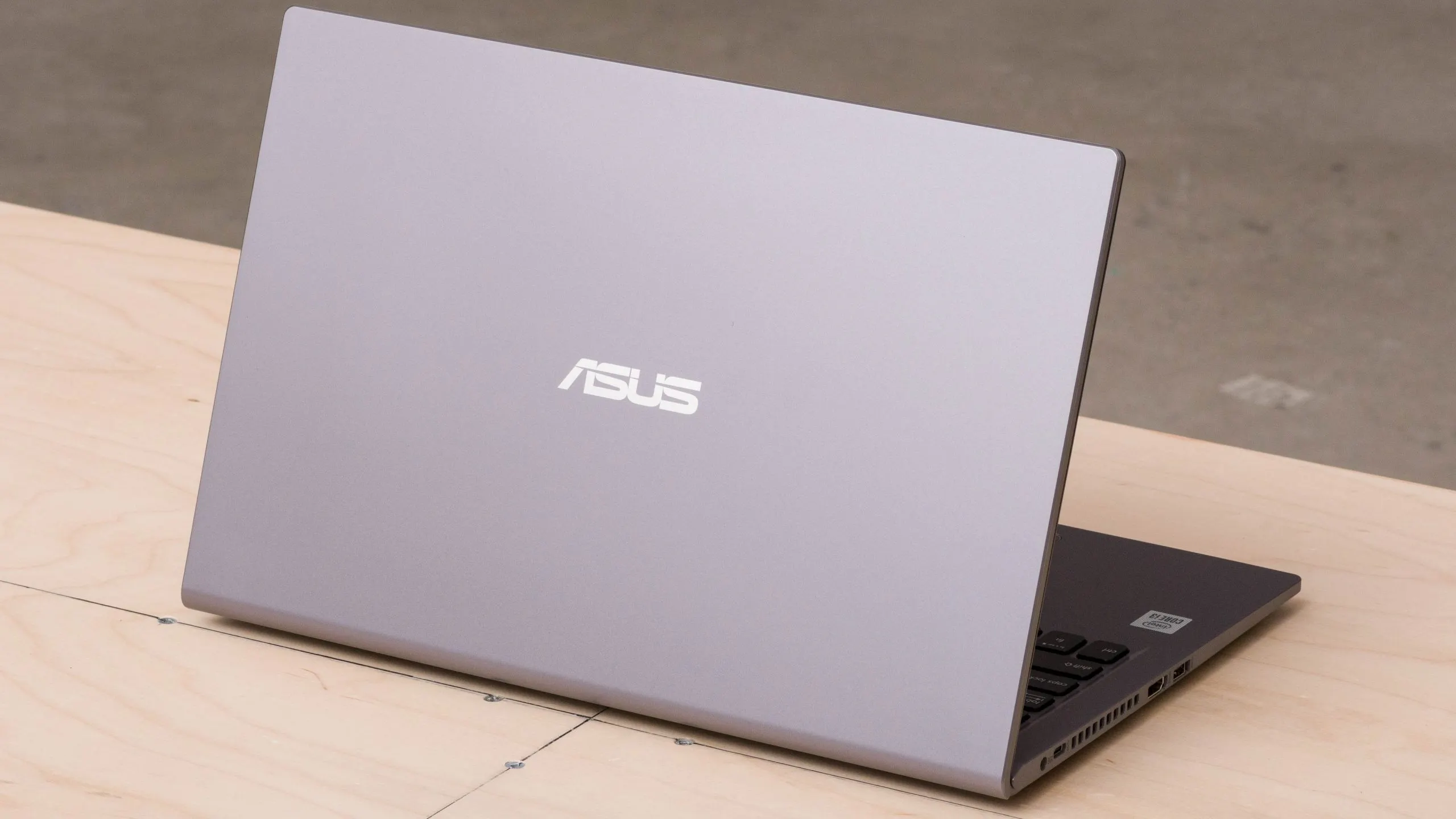 Этот ASUS — самый выгодный ноутбук для студентов. У него нет недостатков за свои деньги