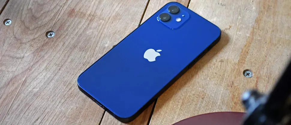 Прайс на iPhone 12 снова рухнул. Хватаем девайс, пока он не исчез из магазинов