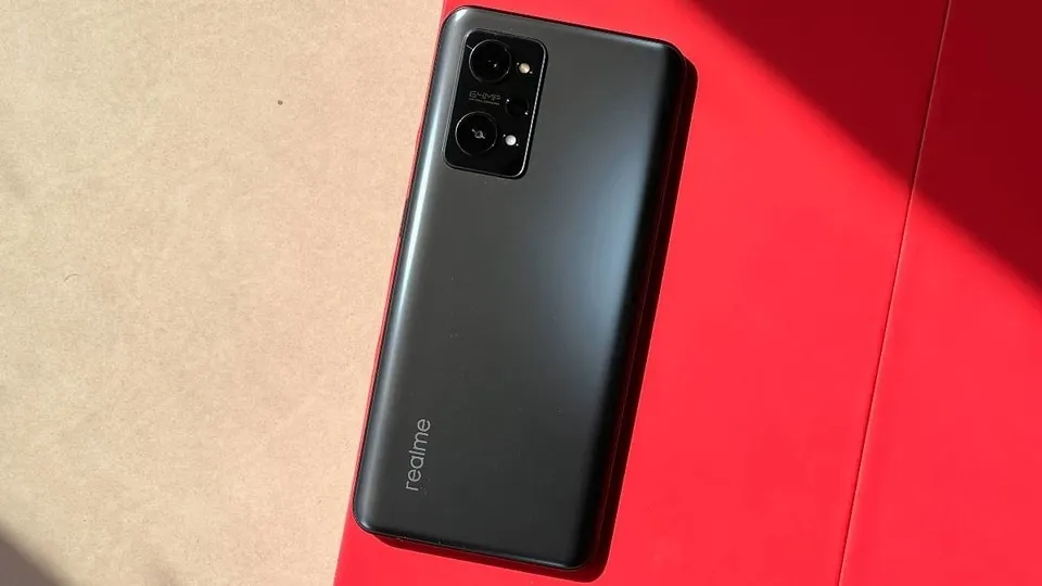 Этот смартфон Realme актуален и в 2022 году. Убийцу флагманов сливают по минимальной цене