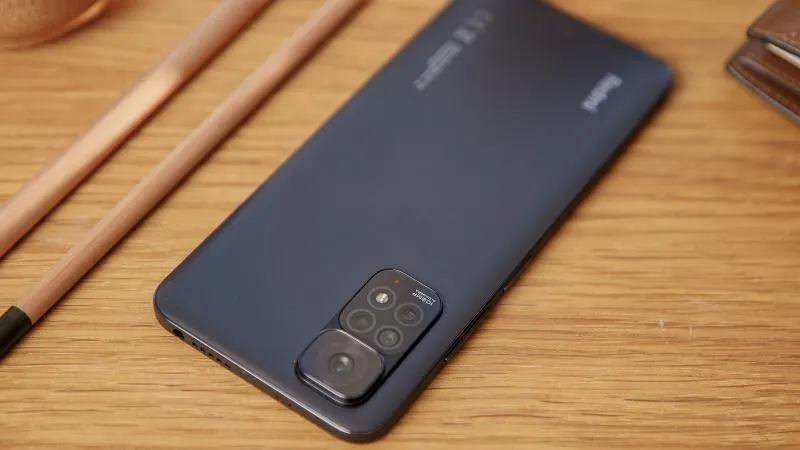 Этот Xiaomi Redmi — самый сбалансированный бюджетник бренда. У него 90-герцовый экран и крутая камера