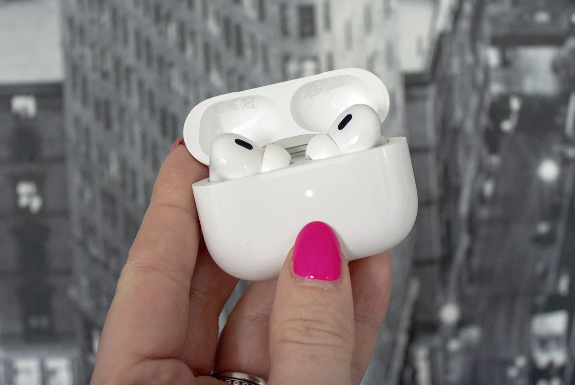 Новые AirPods Pro круто подешевели. Они во всем лучше старого поколения