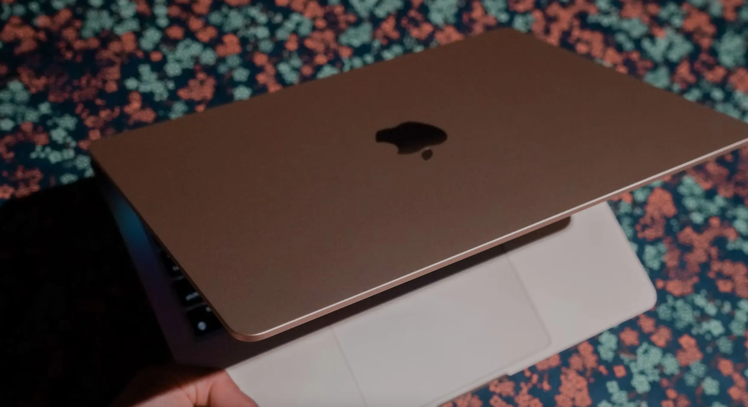 Мощнейший MacBook Air снова подешевел. У него всего один минус