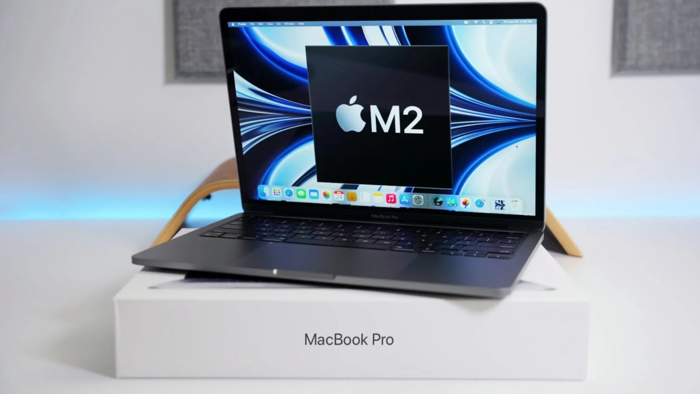 В чем величие MacBook Pro на M2? Новый мощный ноутбук здорово подешевел