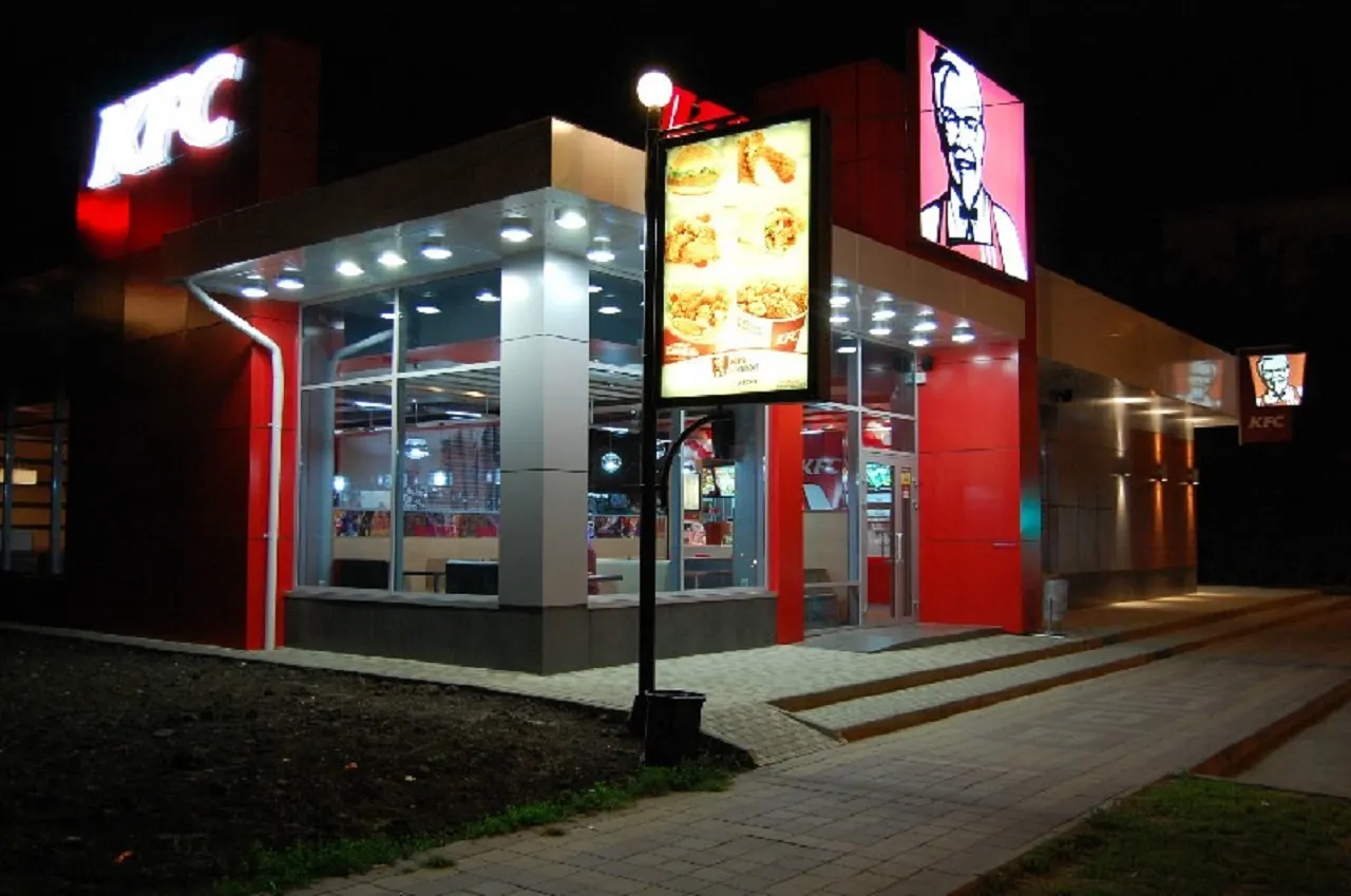 KFC в России продадут и переименуют в Rostic’s. Почему ребрендинг пока никто не заметит?