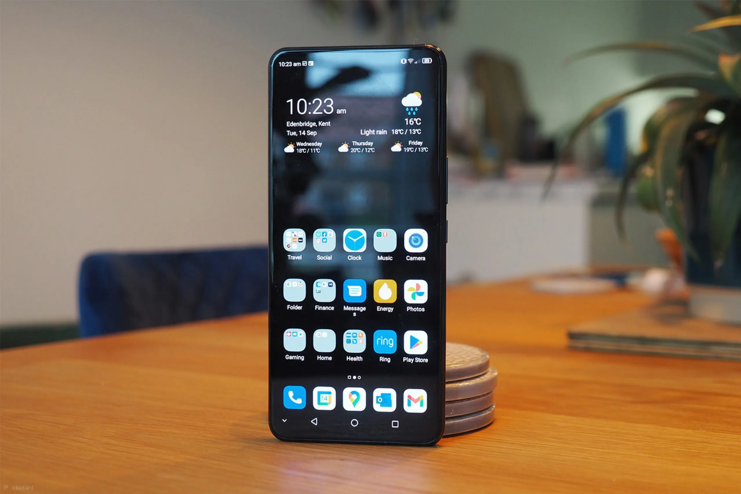 Неизвестный смартфон за 20 тысяч рвет конкурентов. Это девайс с уникальной фронтальной камерой и топовой производительностью