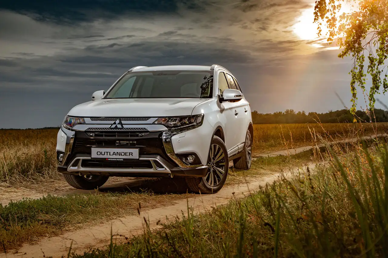 Хитовый автомобиль подешевел в России на 250 тысяч рублей. Где найти Mitsubishi Outlander?