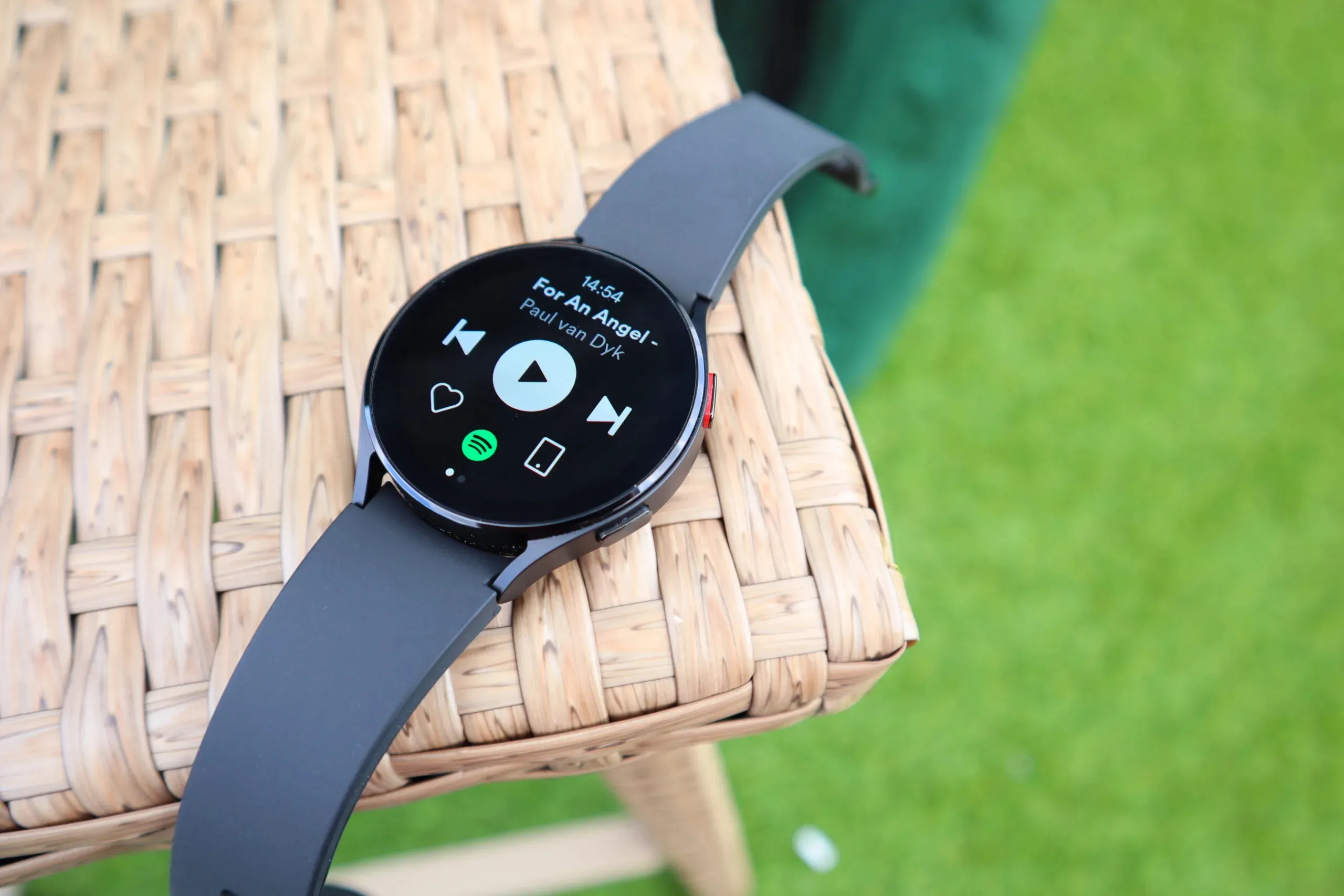 Samsung Galaxy Watch4 сливают за гроши на Али. Цена преодолела очередную психологическую отметку