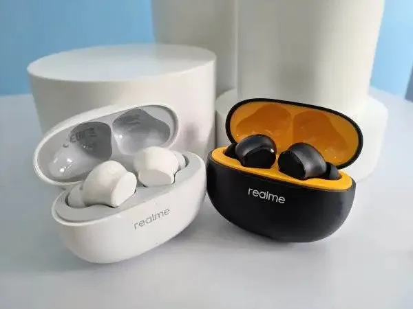 Эти TWS-наушники Realme — мастхэв для школьников. У них отличный звук и крутая автономность