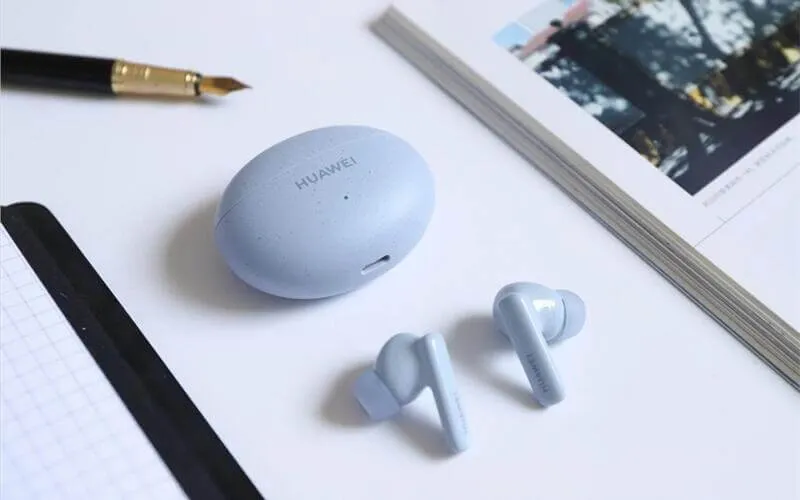 Huawei FreeBuds 5i — новый бестселлер бренда. Это TWS-наушники с крутым шумодавом и поддержкой Hi-Res