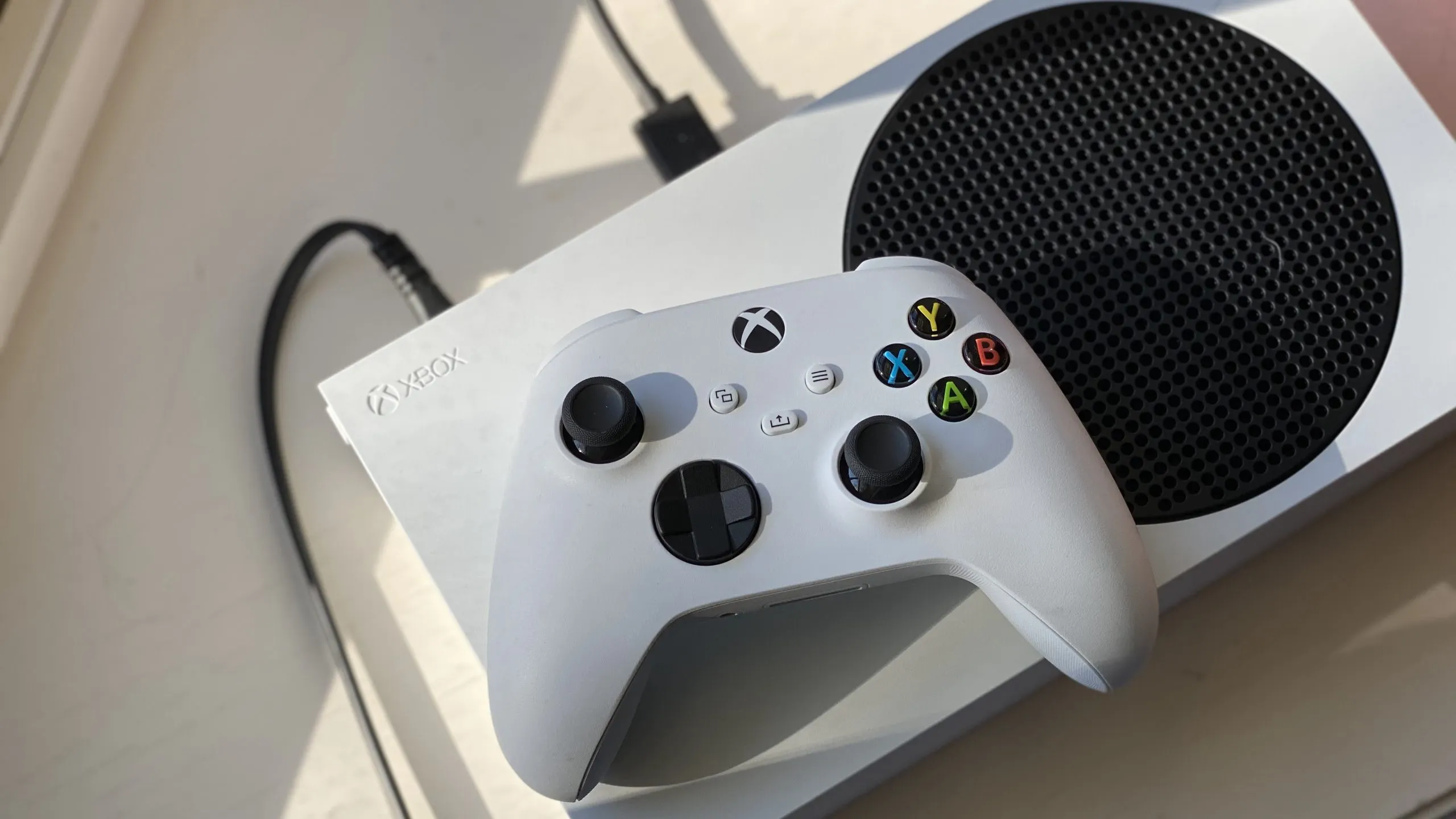Xbox Series S — самый доступный некстген на рынке. Мы знаем, где консоль можно взять с максимальной выгодой