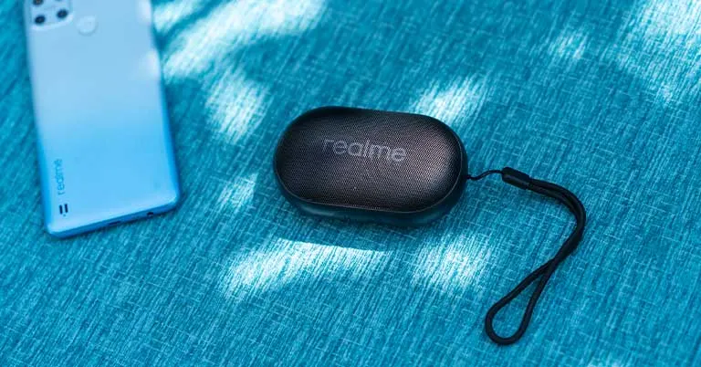 Эта колонка Realme — мастхэв для школьников. Звучит неплохо, а стоит копейки