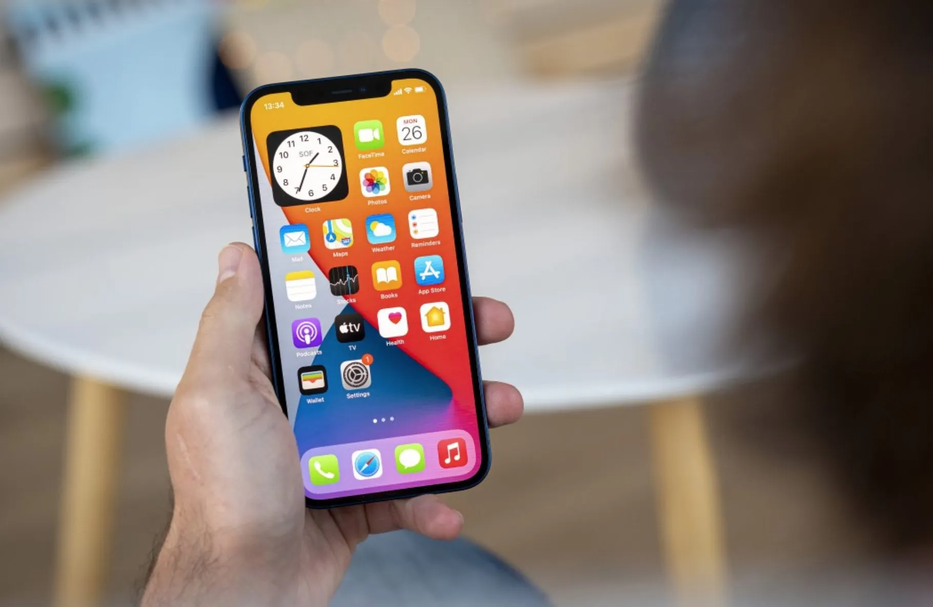 iPhone 12 подешевел в два раза. Но он подойдет не всем
