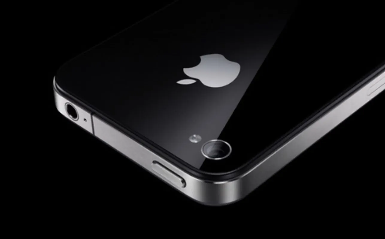 Парень купил iPhone 4 за 1300 рублей. На что способен легендарный флагман в 2022 году?