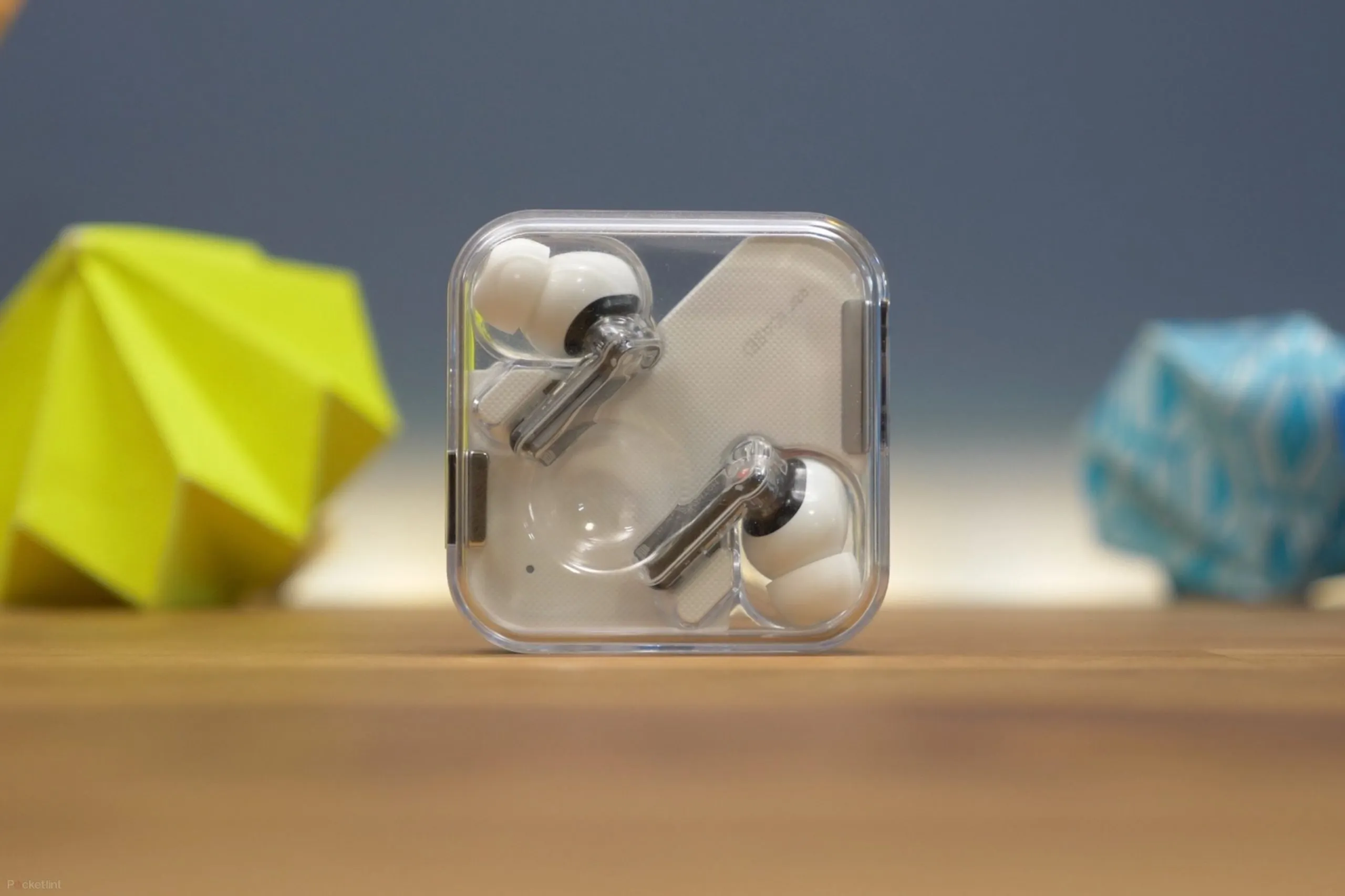 Nothing Ear (1) наконец подешевели в России. Это самые хайповые TWS-наушники 2022 года