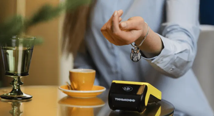 «Тинькофф» выпустил браслеты с функцией NFC-оплаты. Но есть один жирный минус