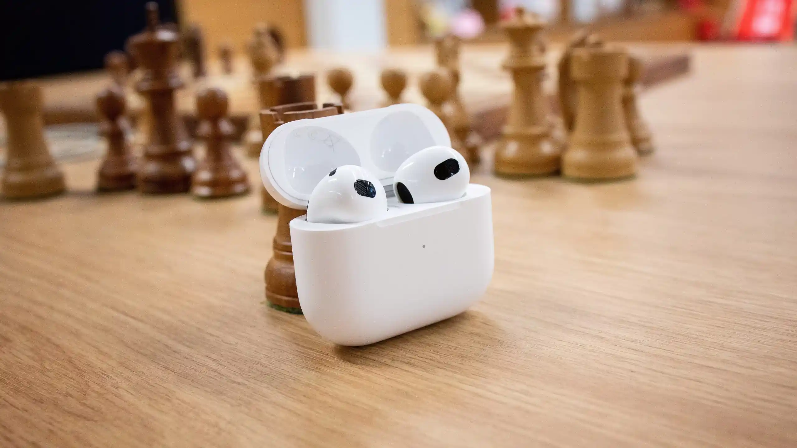 Срочно берем AirPods 3. Хитовые TWS-наушники обесценились в России