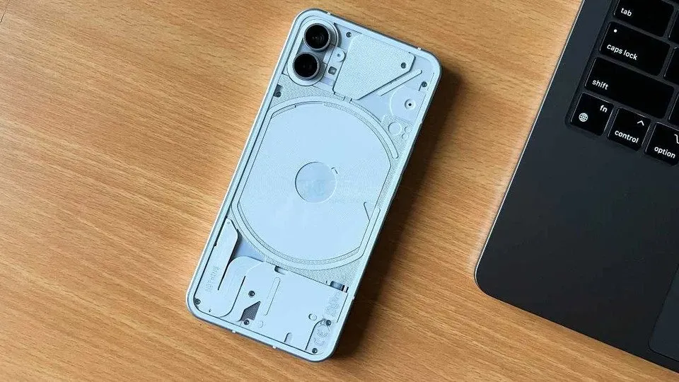 Nothing Phone (1) максимально подешевел в России. Берем самый хайповый смартфон года за бесценок