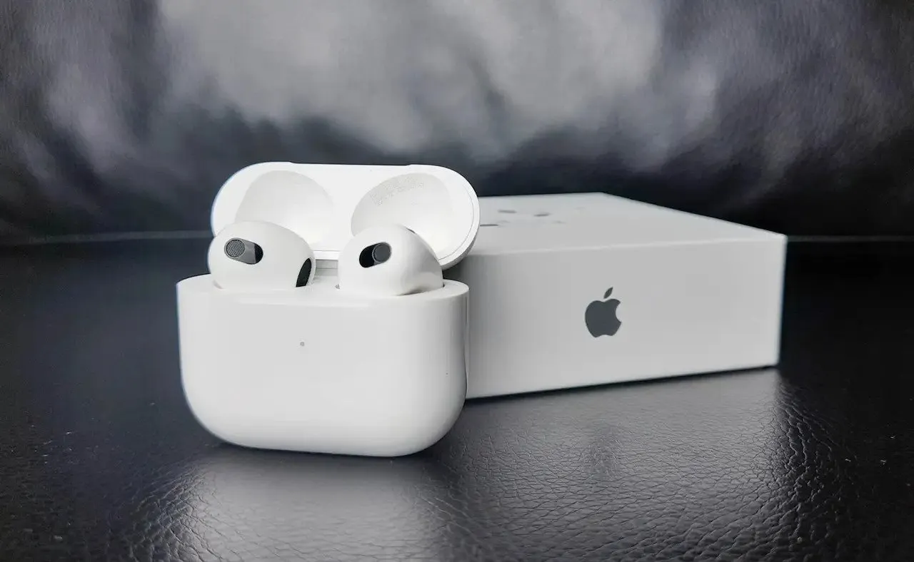 AirPods 3 — самые выгодные наушники бренда. У них отличный звук и куча полезных фич
