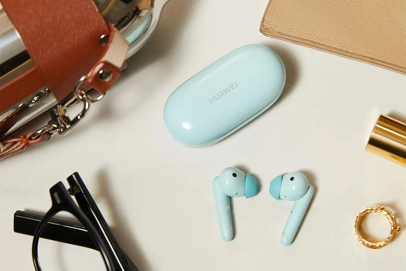 Huawei FreeBuds SE — бюджетные наушники с парой крутых фич. Они впервые подешевели в России