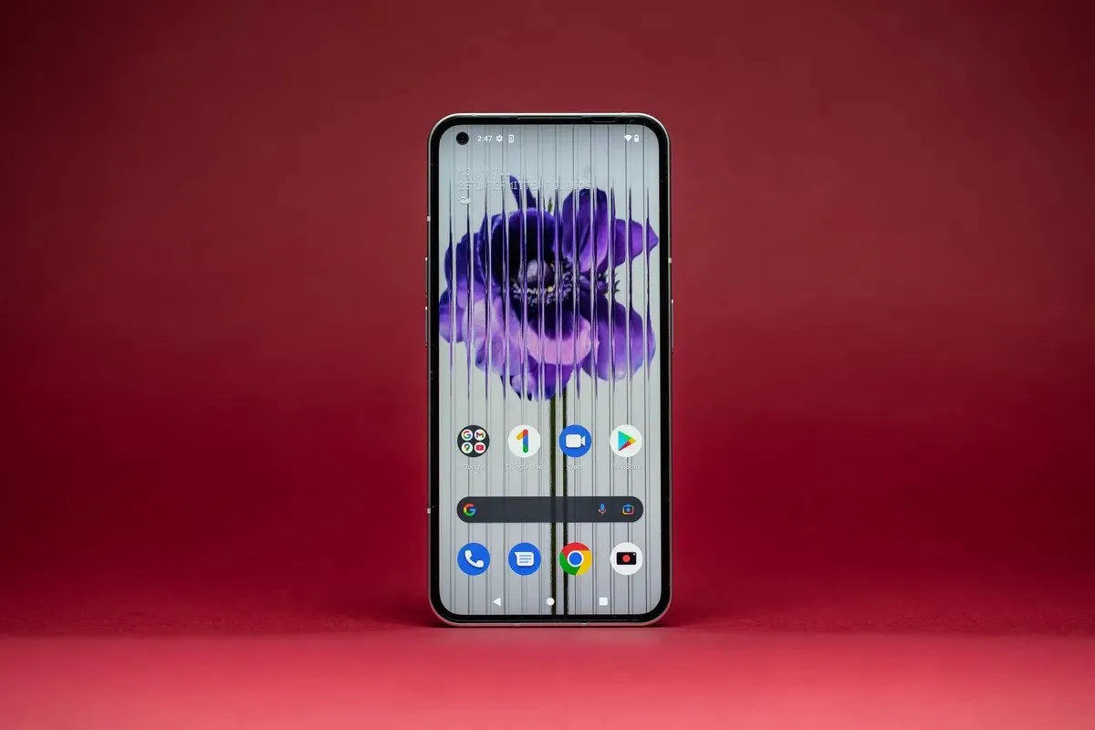 Хайповый Nothing Phone (1) можно урвать по адекватной цене. Это самый сбалансированный девайс 2022 года