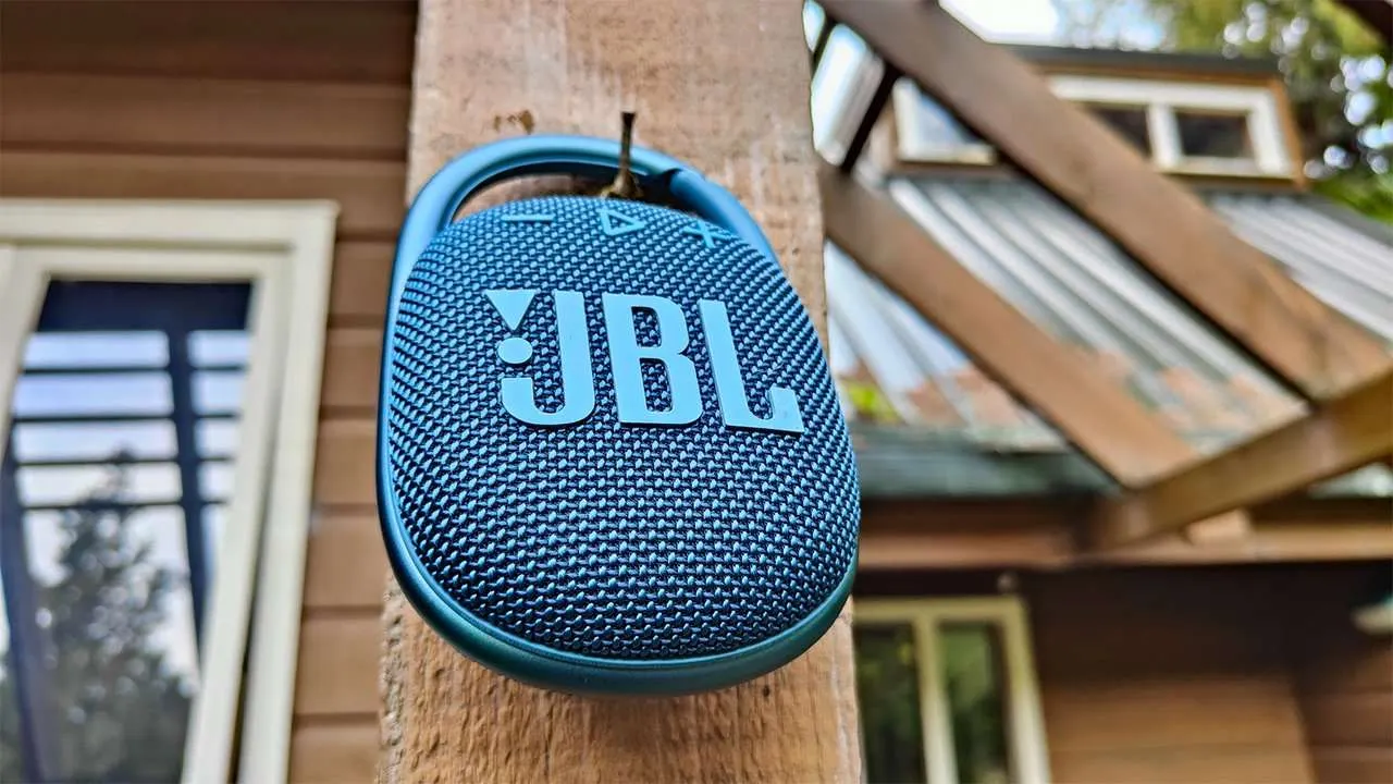 Ультракомпактную колонку JBL отдают за гроши. Лучший гаджет для путешествий и походов