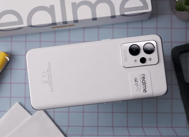 Главный флагман Realme феерически подешевел. У него мощный процессор и уникальная камера