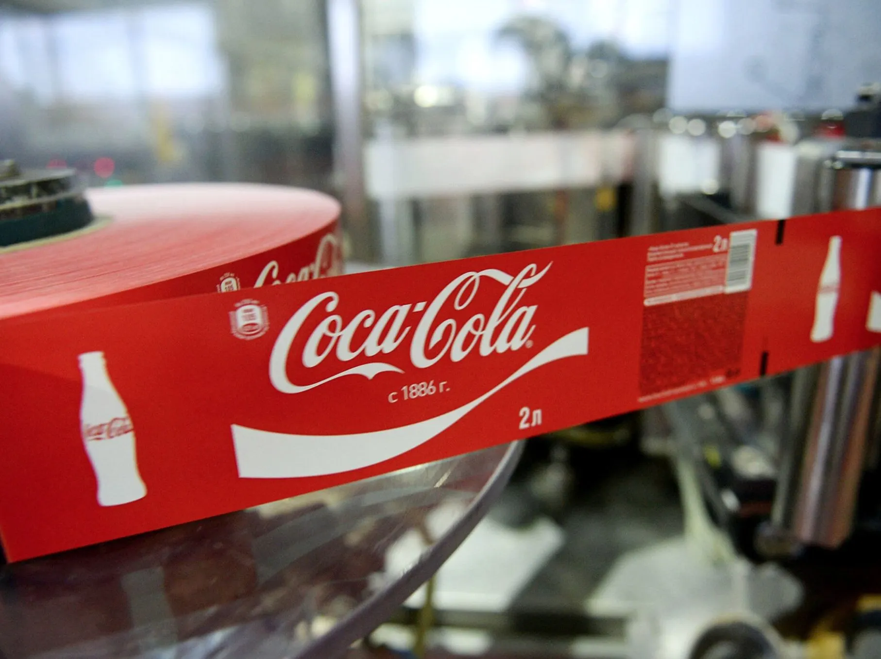 В России начали продавать поддельную Coca-Cola. Как отличить паль от оригинала?