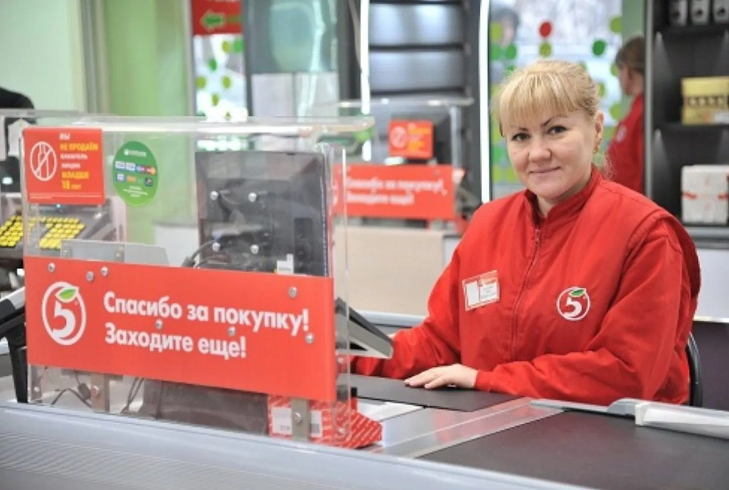 На кассах «Пятерочки» теперь можно снять наличные. Выгодно или нет?