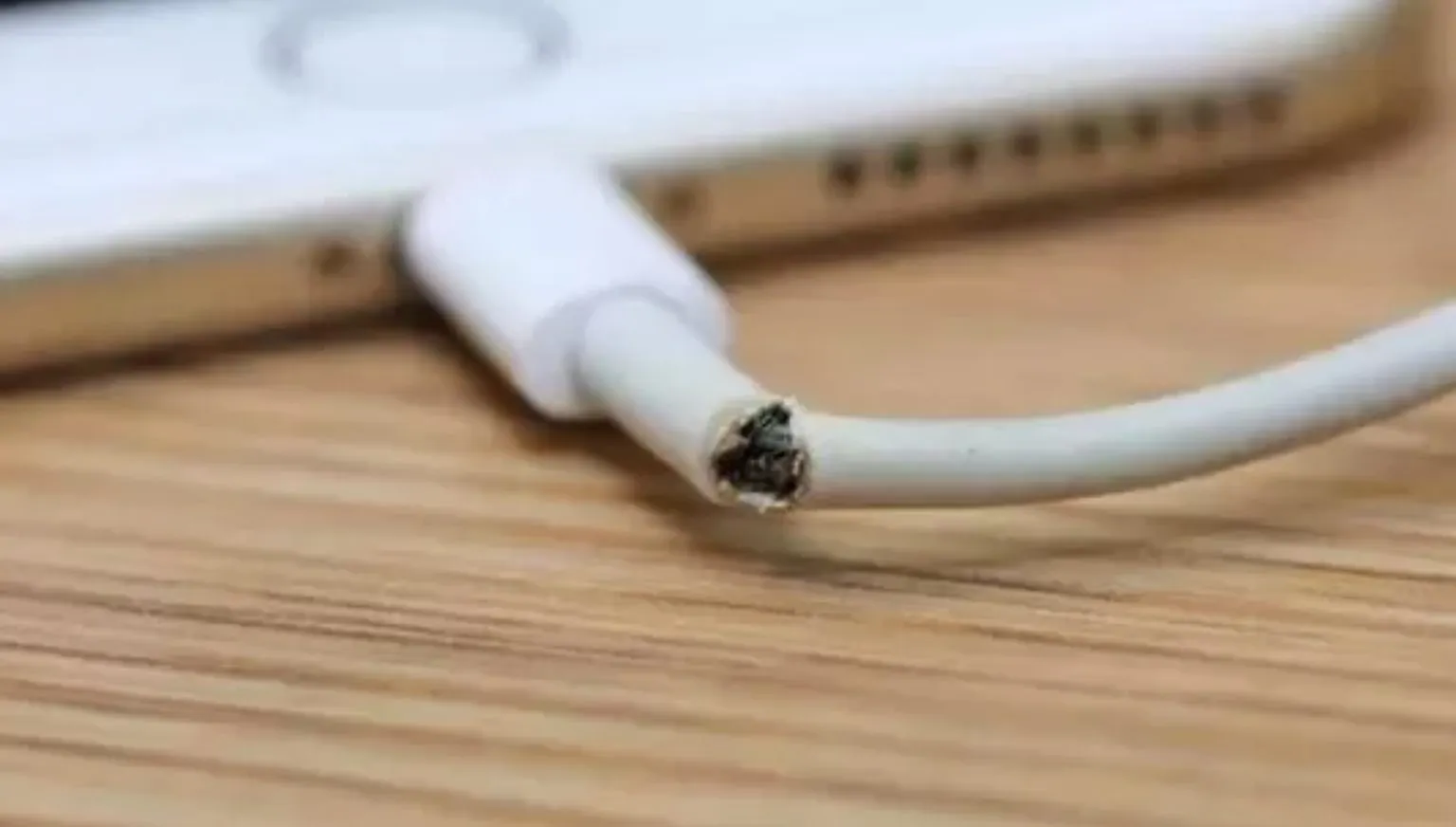 Как спасти кабель iPhone от поломки? Есть 3 способа