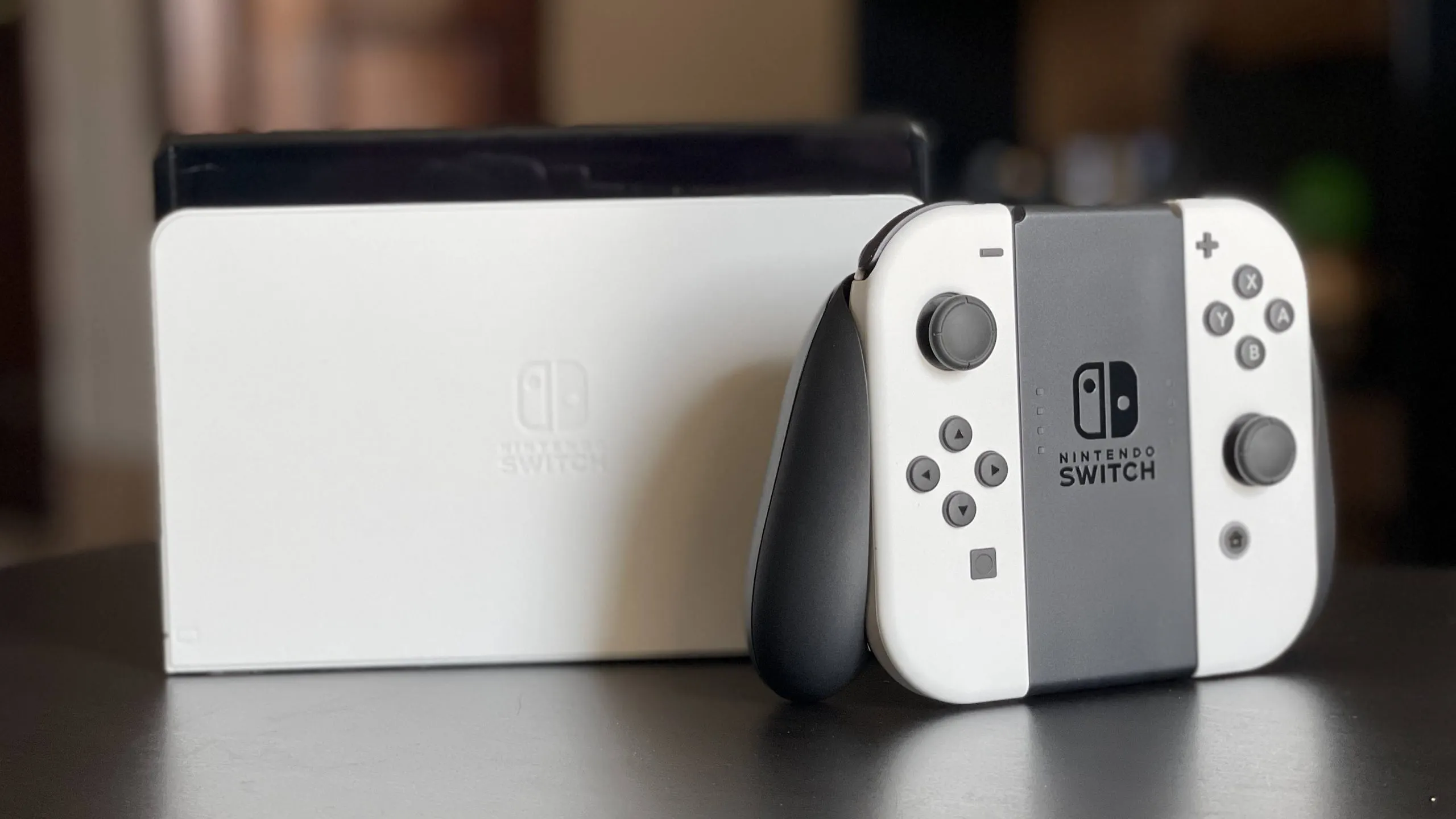 Самое время брать Nintendo Switch OLED. Хитовую портативную консоль сливают за бесценок