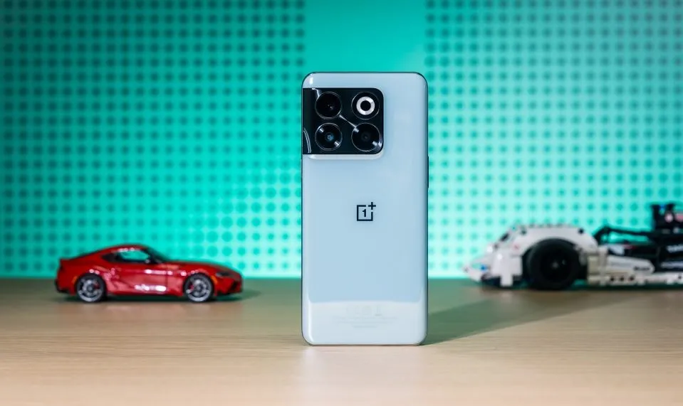 OnePlus 10T вновь подешевел в России. У него топовая производительность и невероятно быстрая зарядка