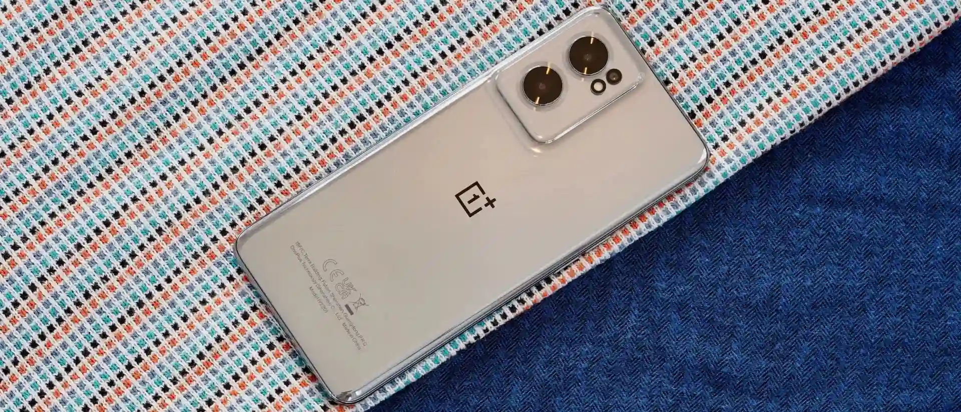 Недооцененный середняк OnePlus отдают со скидкой. У него крутой 90-герцовый экран и реактивная зарядка