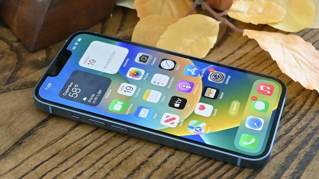 iPhone 14, хитовые наушники и компактная колонка. Трио лучших предложений в России