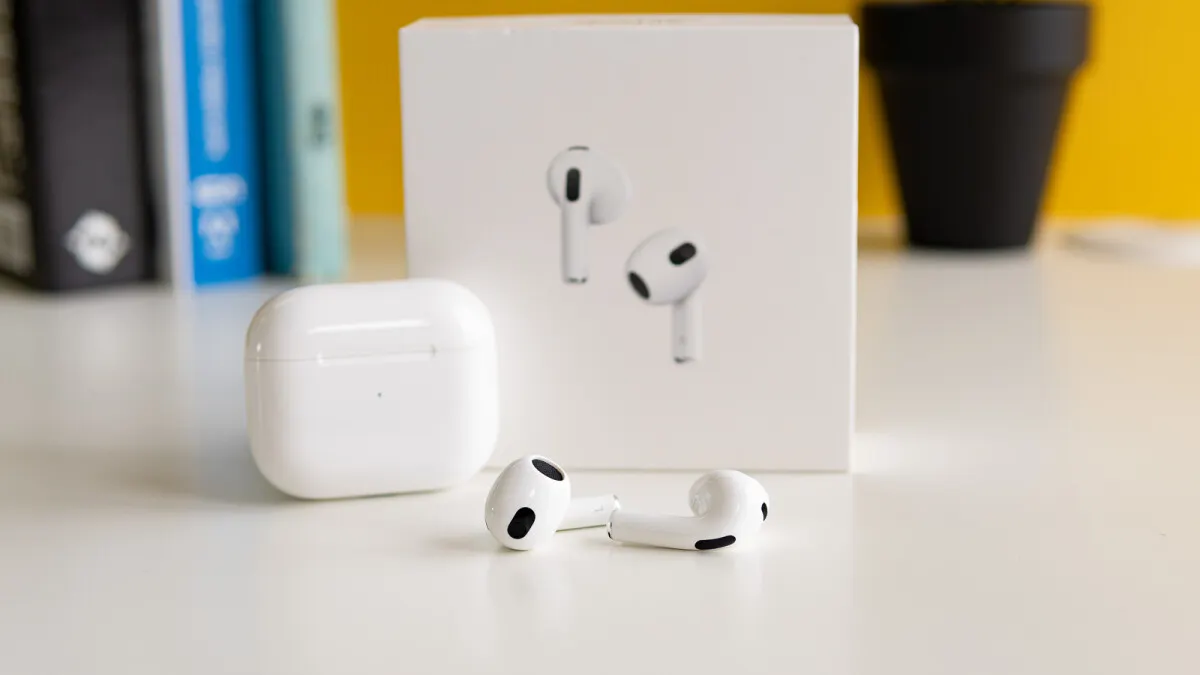 AirPods 3 и другие гаджеты, которые можно подарить на 8 марта. Лучшие варианты до 20 тысяч рублей