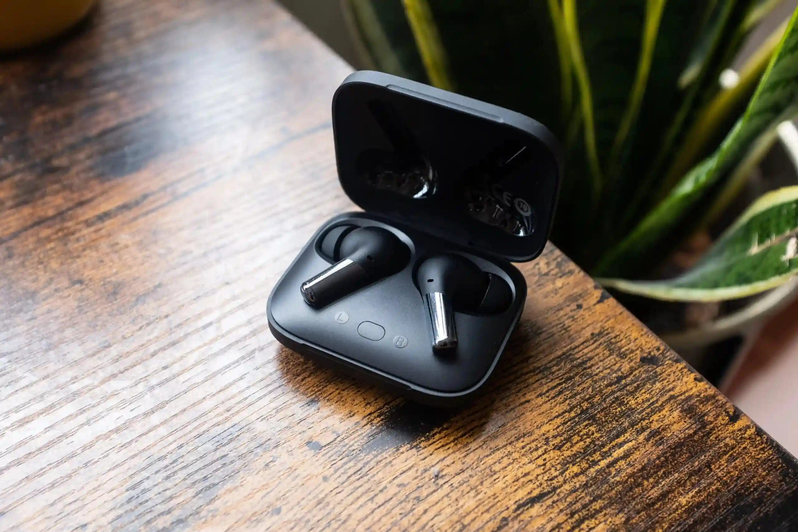 Флагманские наушники OnePlus сливают за бесценок. Это главный конкурент AirPods Pro