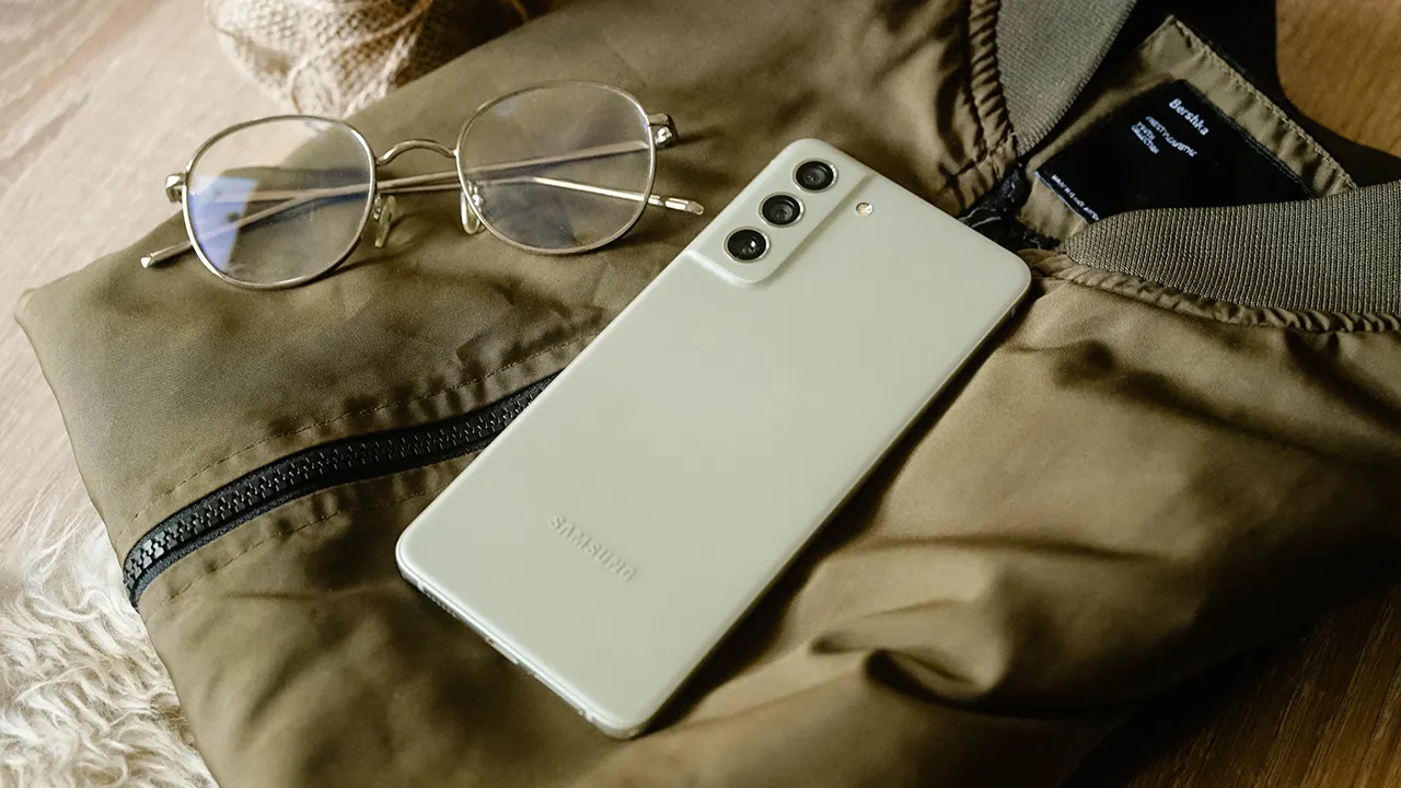 Samsung Galaxy S21 FE — лучший субфлагман бренда. Мы точно знаем, где его лучше брать