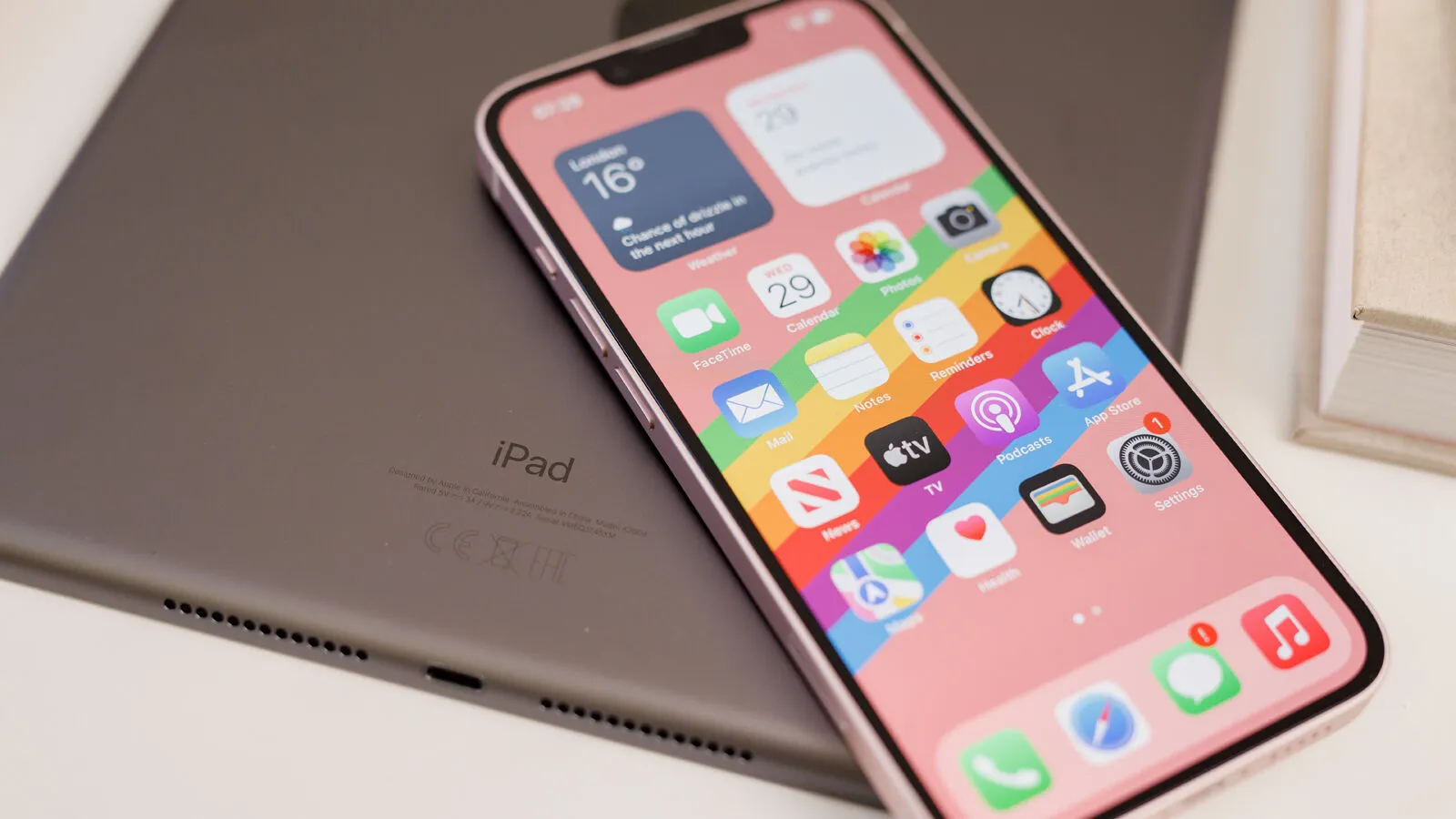 Этот iPhone можно смело брать в начале 2023 года. Самый выгодный девайс бренда стал доступнее