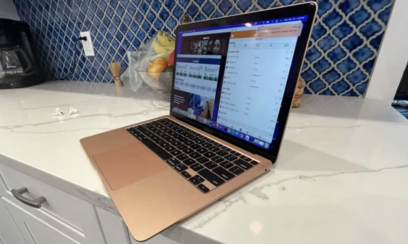 MacBook Air на M1 наконец подешевел. Есть два варианта – быстрый и самый доступный