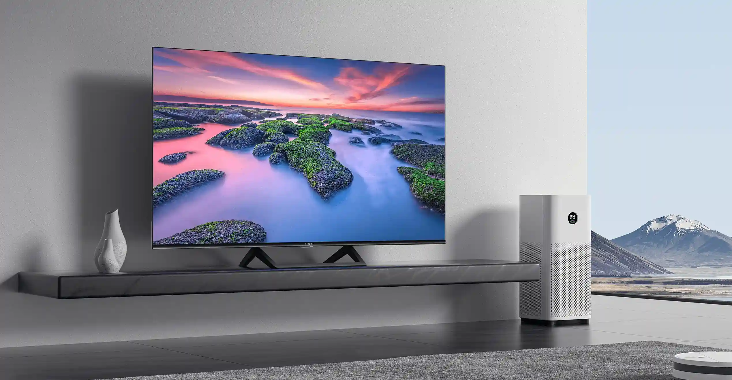 Телевизор Xiaomi с огромной диагональю отдают со скидкой. Он отлично подойдет для спальни или гостиной