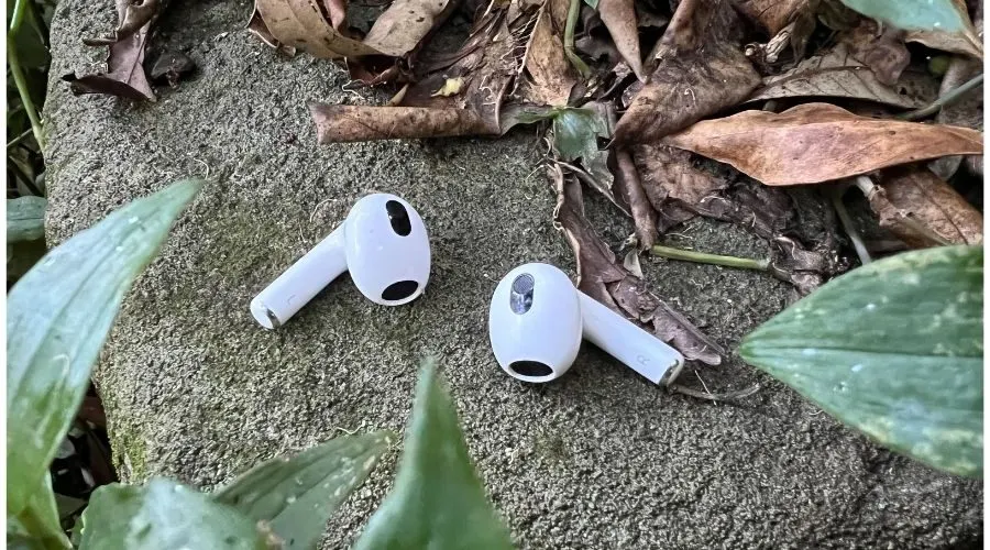 AirPods 3 наконец-то стоят адекватных денег в России. Эти наушники можно брать и в 2024 году