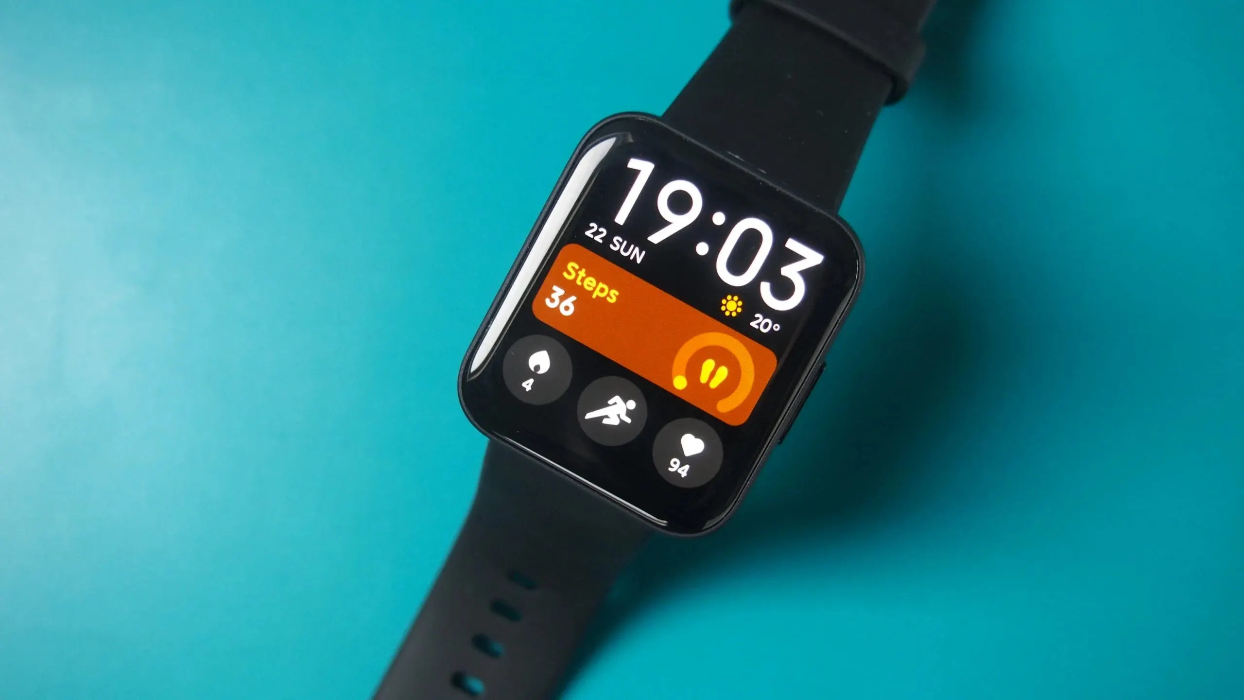 Xiaomi Poco Watch обесценились в России. Это бюджетные смарт-часы с кучей полезных фишек