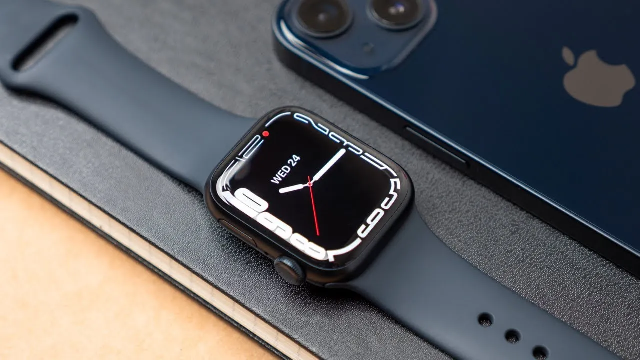 Apple Watch 7 еще можно урвать по минимальной цене. Это самые оптимальные смарт-часы Apple