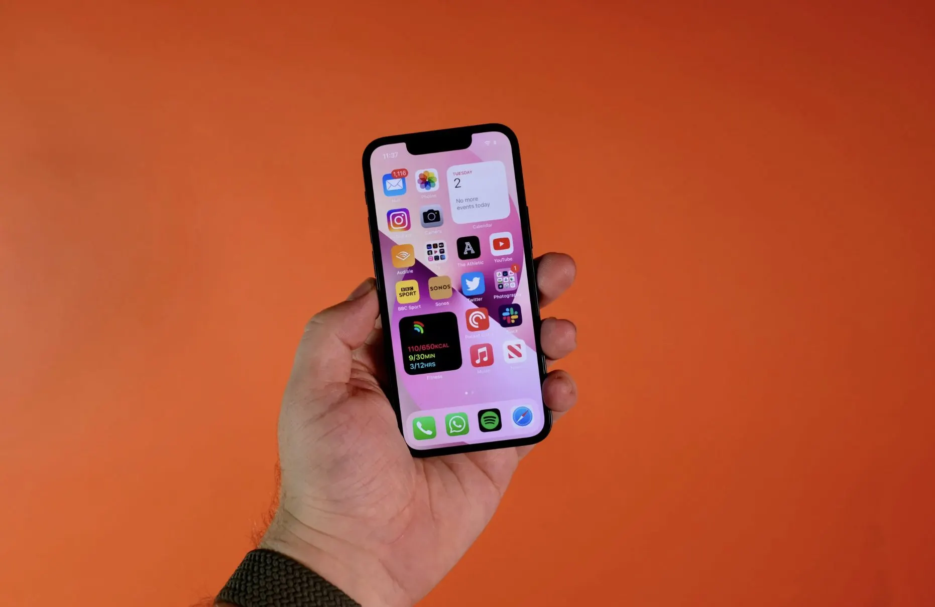 iPhone 13 mini подешевел до рекордного уровня. Почему компакт можно смело брать в 2023 году?