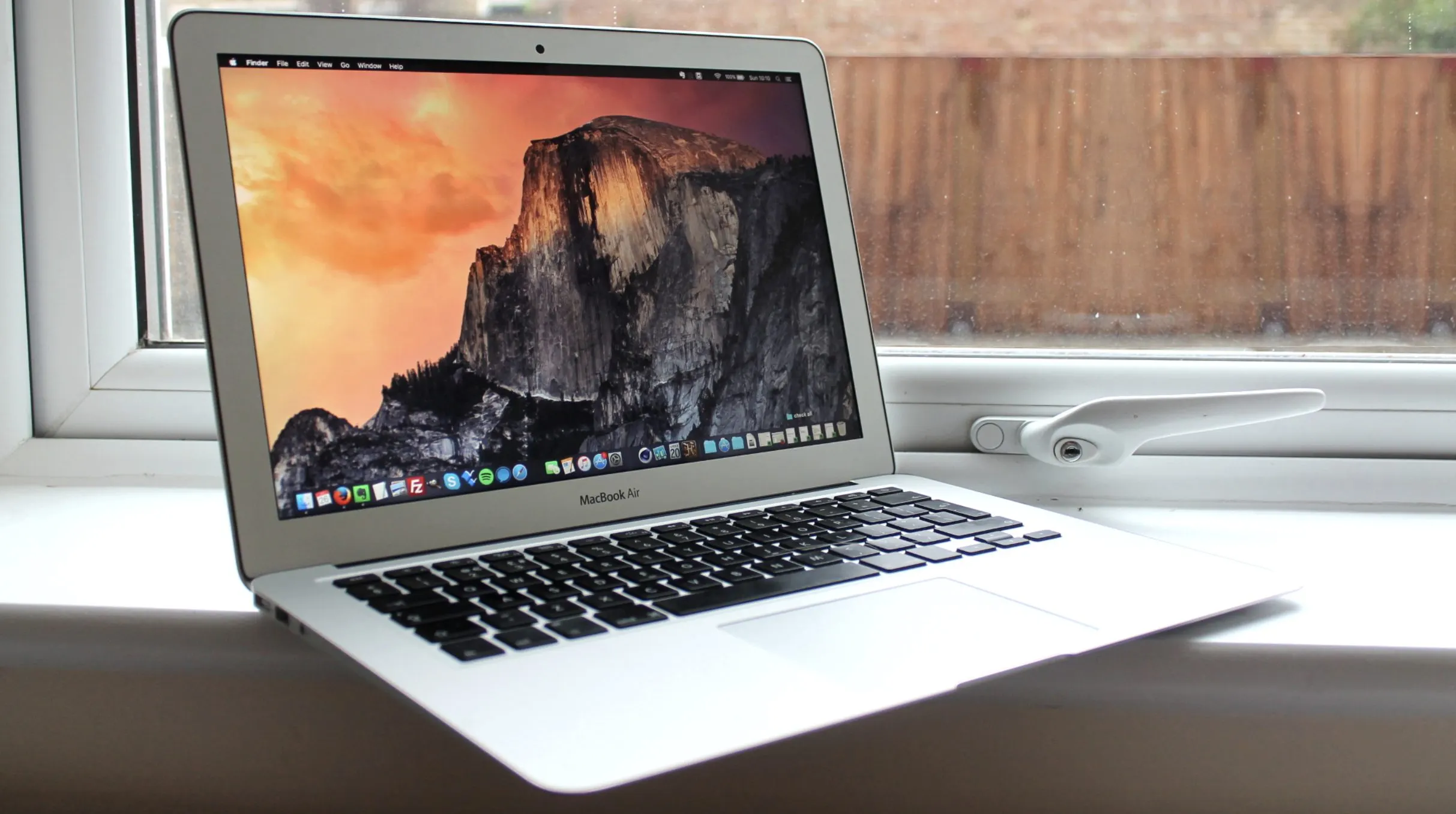 Старые MacBook Air отдают за реальные копейки. Но стоит ли брать древние поколения?