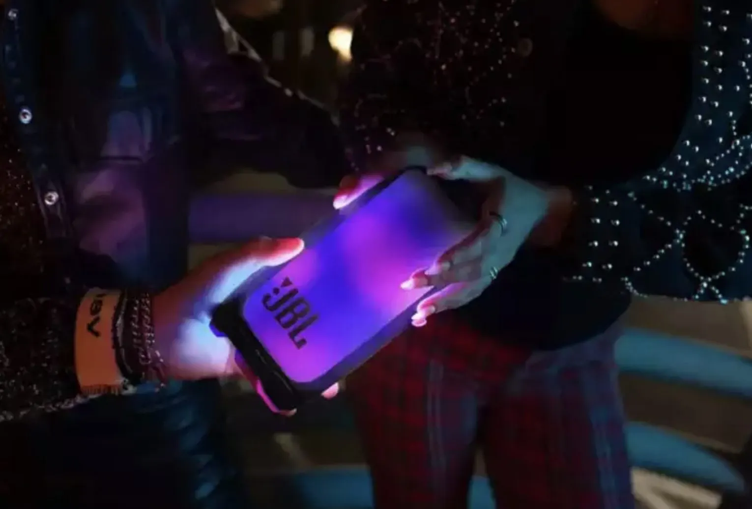 JBL Pulse 5 – новая флагманская колонка со светомузыкой. В чем отличие от Pulse 4?