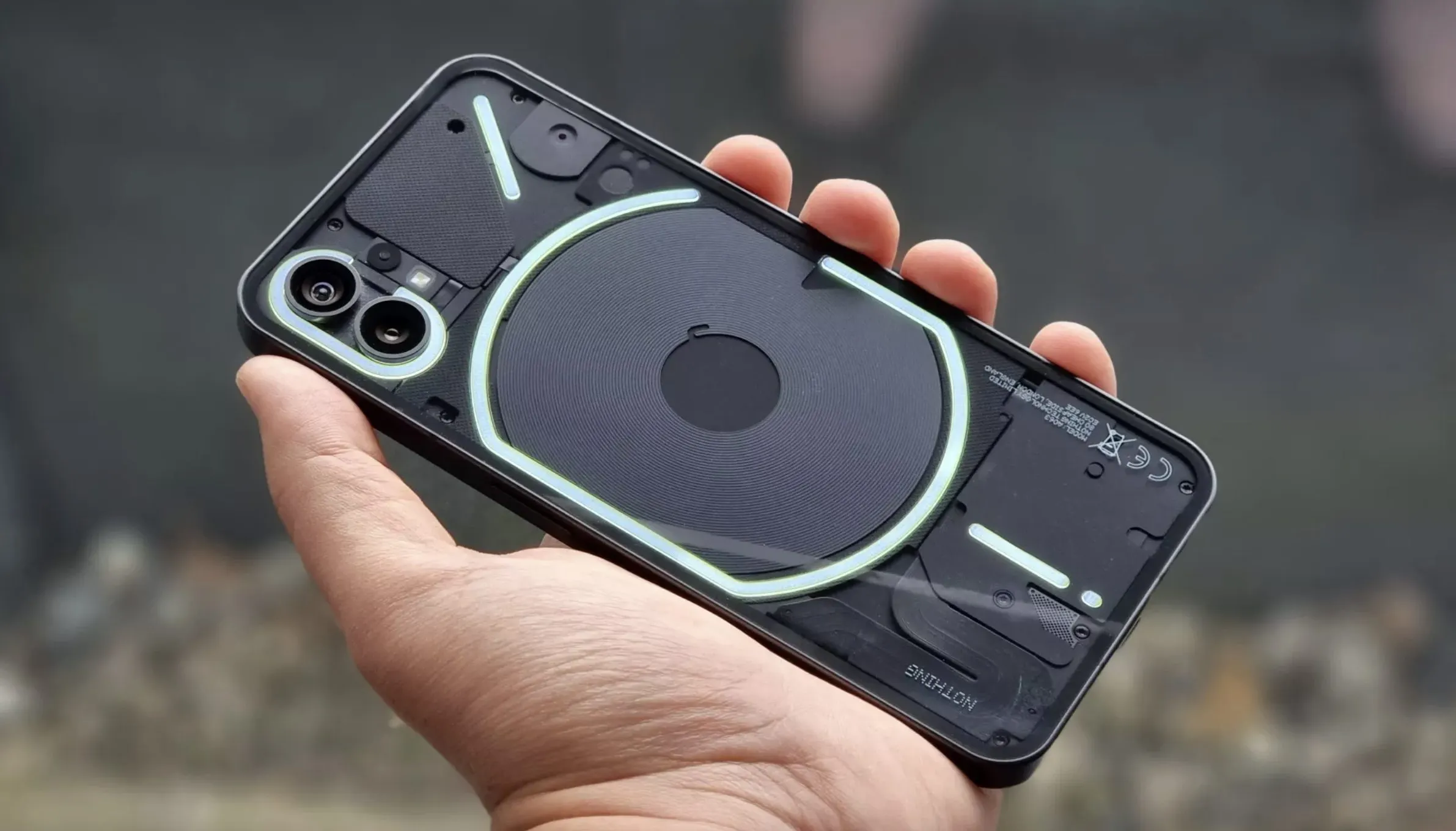 Nothing Phone (1) мощно обновили. С новыми фишками точно надо брать