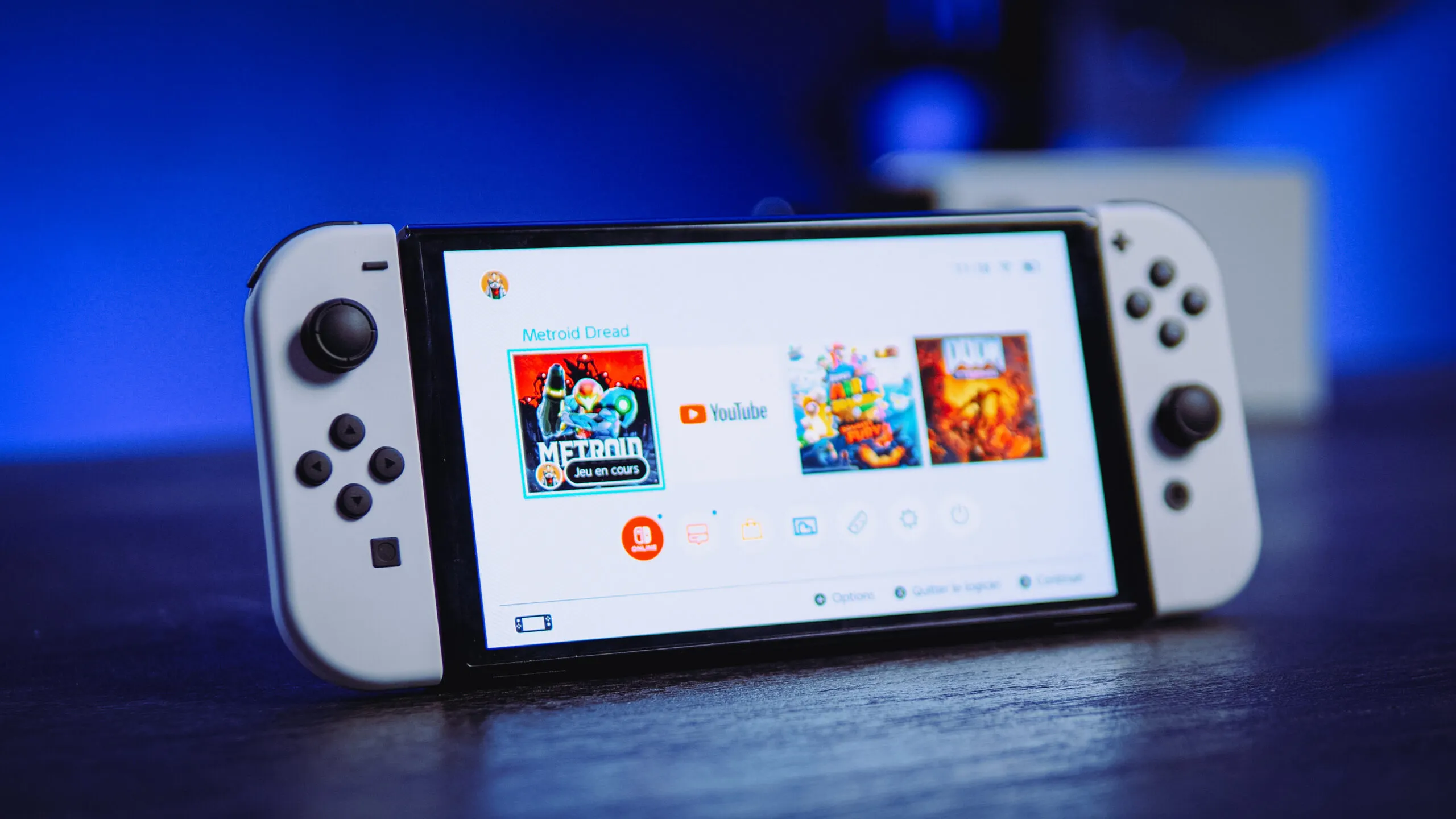 Nintendo Switch OLED — самая популярная портативная консоль. Она подешевела практически везде