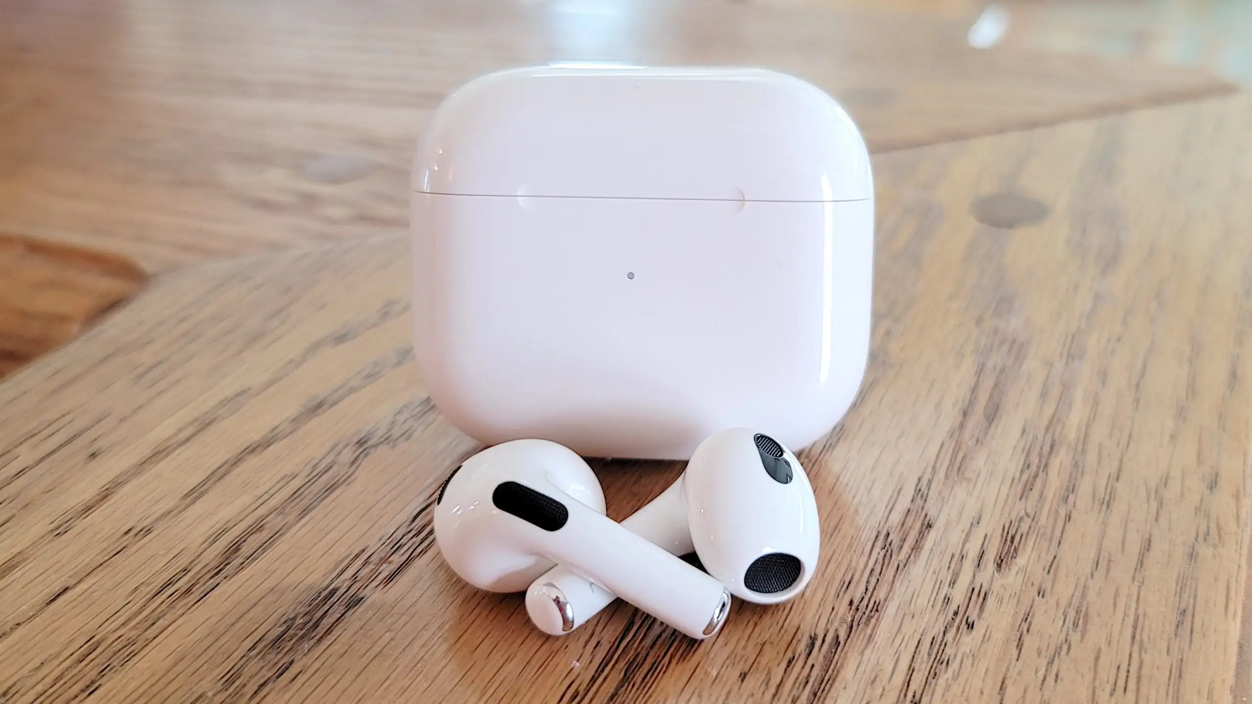 Эти AirPods — самые выгодные наушники линейки. Их еще можно урвать по адекватной цене