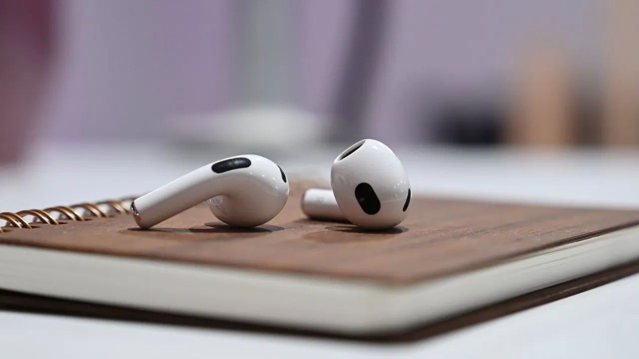 Эти AirPods — самые выгодные наушники Apple. Их еще можно забрать по адекватной цене