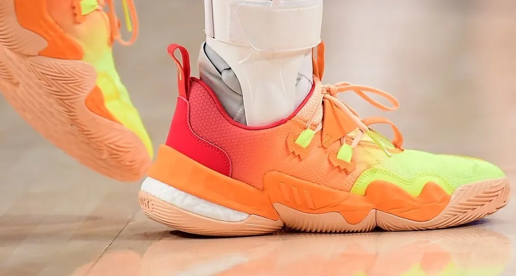 Кроссовки от adidas подешевели на Joom. Они удивят любителей необычной обуви